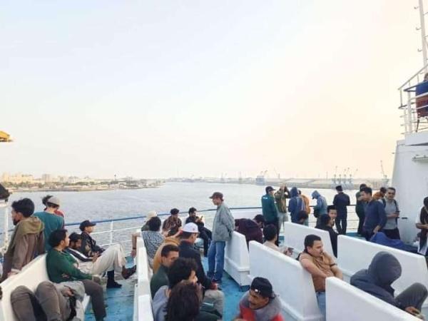 إجلاء الدفعة الأولى من اليمنيين العالقين في السودان عبر سفينة سعودية