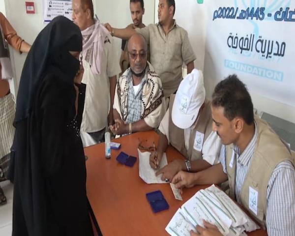 مؤسسة الصالح توزع مساعدات رمضانية في مخيمات النازحين بالخوخة
