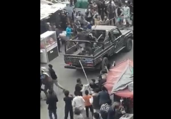 فيديو- مواطنون وباعة جائلون ينهالون بالضرب المبرح على مسلحين حوثيين وسط صنعاء