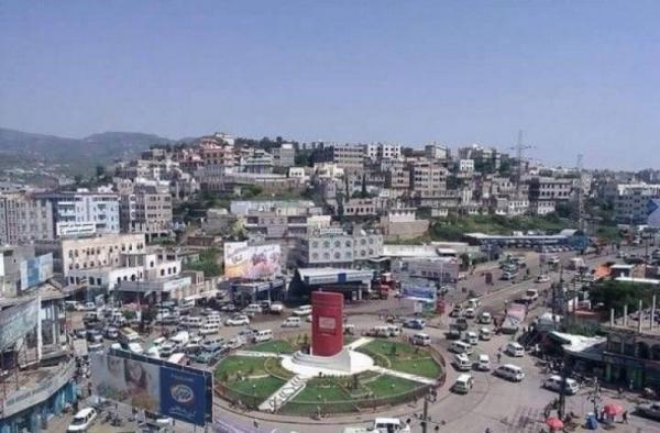مسلحون حوثيون يقتحمون منزل مواطن ويحرقون سيارته في إب
