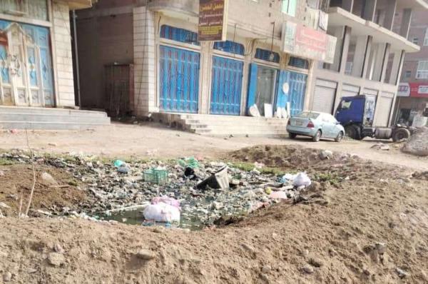 بحيرات من مياه الصرف الصحي وأسراب البعوض تحاصر سكان عدد من الأحياء في مدينة المنصورة بعدن