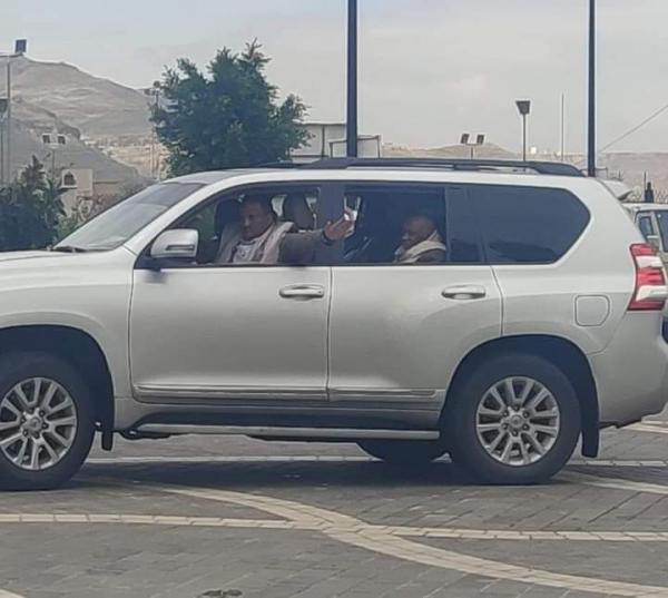 سخرية شعبية من احتفال المليشيات الحوثية باطلاق سراح فيصل رجب من سجونها