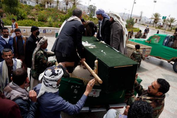 مليشيا الحوثي تدفن جثامين 173 قتيلاً من عناصرها بينهم 92 قيادياً خلال آخر 9 أيام من أبريل (أسماء)