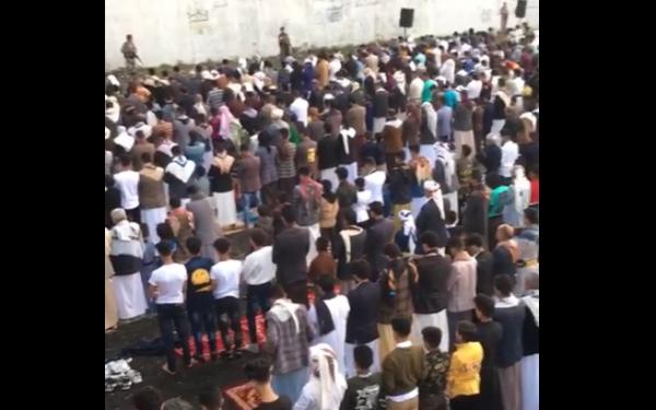 فيديو- أمام حوثي يؤدي تكبيرات صلاة العيد في إب على طريقة المذهب الشيعي