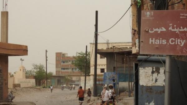 مليشيات الحوثي تستهدف بالقصف المدفعي الأحياء السكنية في حيس