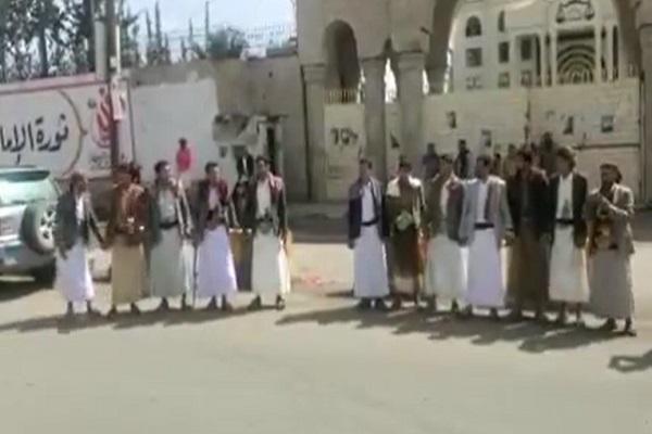 صنعاء.. مواطنون ينفذون وقفة احتجاجية امام مكتب النائب العام لايقاف سطو مليشيا الحوثي على اراضيهم