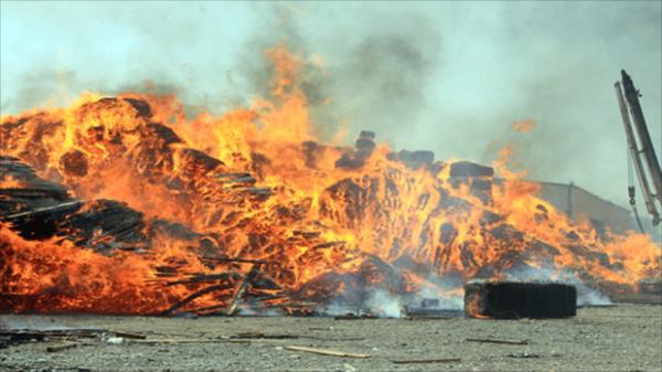 حريق هائل يلتهم مئات الأطنان من الأخشاب في لحج