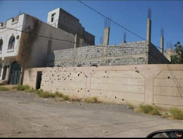 الحديدة.. مليشيا الحوثي تستولي على منزل شيخ قبلي عقب شنها هجوماً مسلحاً عليه