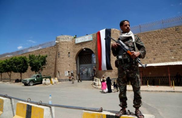 حصري- ضباط الداخلية المعتقلون في سجون الحوثي يضربون عن الطعام