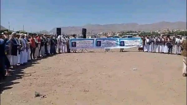 العشرات يتظاهرون بصنعاء احتجاجاً على إغلاق مليشيا الحوثي مقار أعمالهم