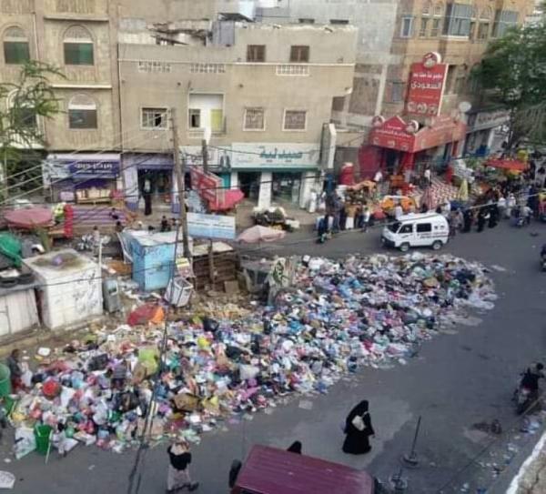 ساكنو مدينة تعز: تكدس أطنان من النفايات والمخلفات يخيّب الآمال بالحكومة