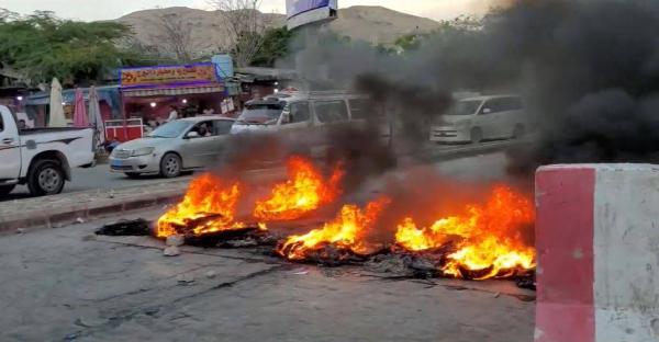 محتجون يغلقون ميناء المكلاء ويقطعون الطرقات احتجاجاً على انقطاع الكهرباء