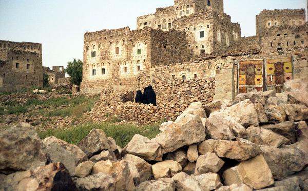 جريمة مروعة تهز عمران.. مسلح يقتل زوجته وابنته ويُصيب والده