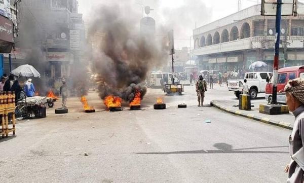 مسلحون يقطعون شارعاً رئيساً بمدينة تعز