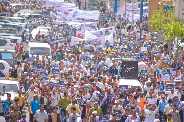 مسيرة جماهيرية حاشدة تطالب برفع الحصار الحوثي عن تعز
