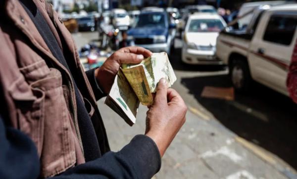 انهيار مستمر للريال اليمني يقابله ارتفاع لأسعار السلع