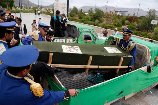 مليشيا الحوثي تدفن عدداً من قتلاها بينهم منتحل رتبة لواء "أسماء"
