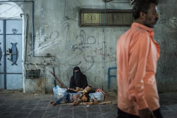 اليمن.. أعداد المتسولين في تزايد وملايين المواطنين يحتضرون جوعاً