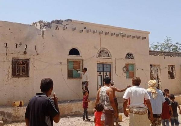 استهداف حوثي بمختلف الأسلحة على أعيان مدنية بحيس جنوب الحديدة