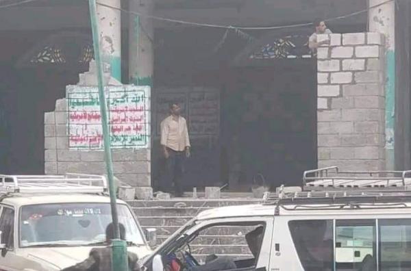 معززاً بعشرات المسلحين.. قيادي حوثي يعاود البسط والبناء في حرم المؤسسة الاقتصادية بدمت