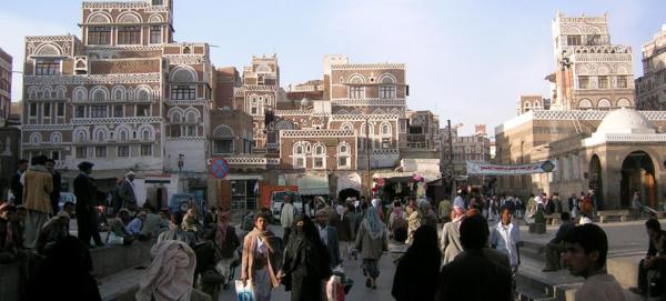 مسلح حوثي يلقي بقنبلة يدوية على مواطنين بصنعاء 