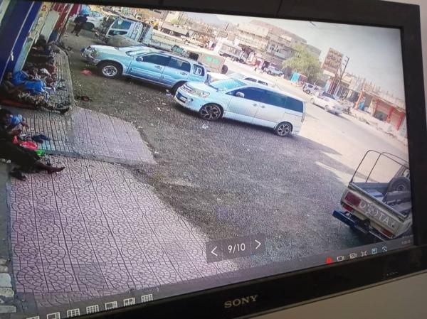 قيادي حوثي ينشر مسلحين لابتزاز مالك مستوصف العودي بدمت