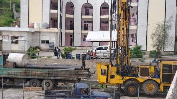 مليشيا الحوثي تسطو على باحة مدرسة حكومية في إب وتحولها إلى مشروع تجاري