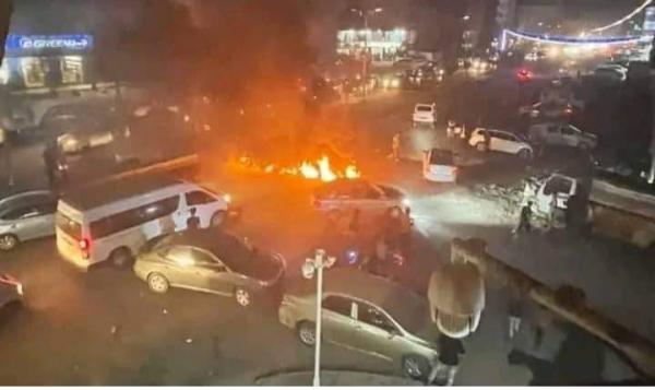 اندلاع احتجاجات شعبية غاضبة وإغلاق للطرقات في عدن