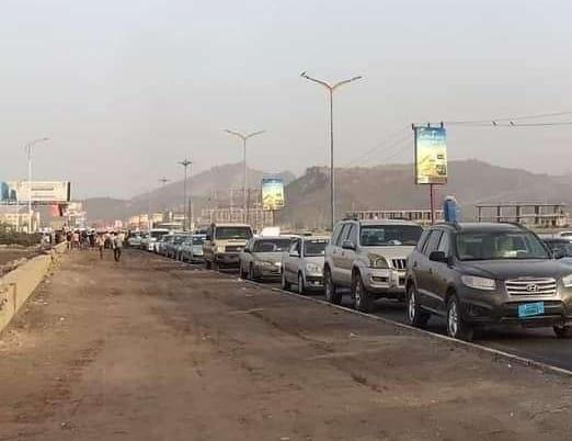عدن.. سائقو السيارات يغلقون الخط البحري احتجاجاً على ارتفاع أسعار المشتقات النفطية