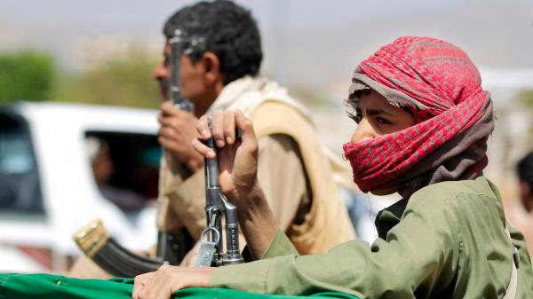 مسلحون حوثيون يعتدون على شابين بالضرب في مدينة إب