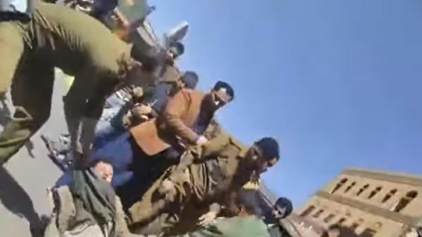ضباط وجنود حوثيون يسحلون مواطناً بعد الاعتداء عليه في صنعاء (فيديو)
