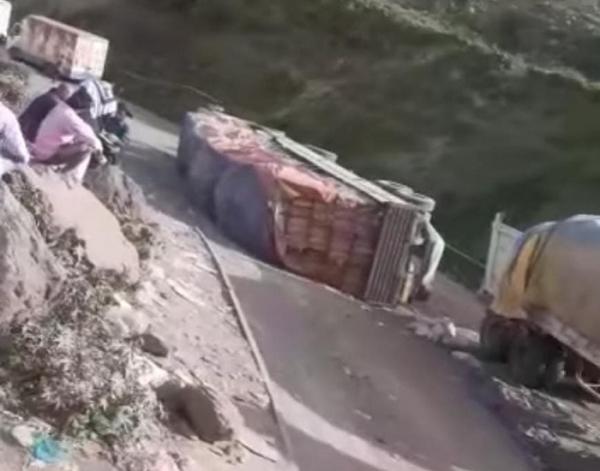 انقلاب 3 قاطرات بمشورة يوقف حركة السير في طريق إب- العدين