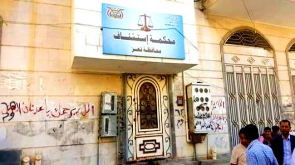 عصابة مسلحة تتبع ضابطاً في المحور تقتحم مقر نيابة استئناف تعز