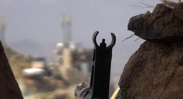 قناصة مليشيات الحوثي تستهدف أحياء سكنية في مدينة تعز 