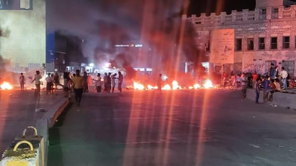 محتجون يغلقون طرقاً رئيسة في المكلا تنديداً بتردي الخدمات العامة