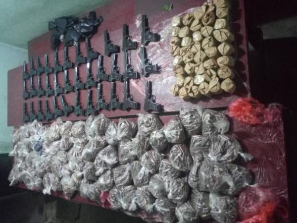 خفر السواحل اليمني بقطاع البحر الأحمر يضبط زورقاً يحمل كمية مسدسات وذخائر