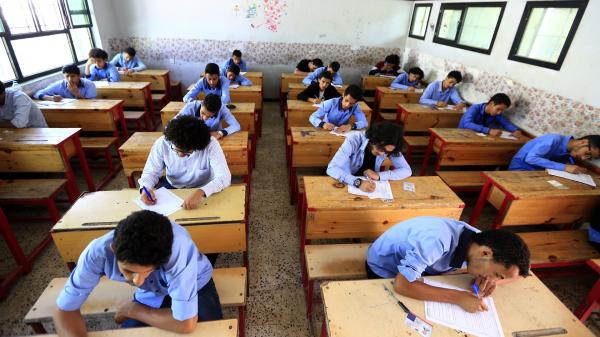 طلاب الثانوية بإب يشتكون من تعمد لجنة الإمتحانات بوضع أسئلة خارج المقرر