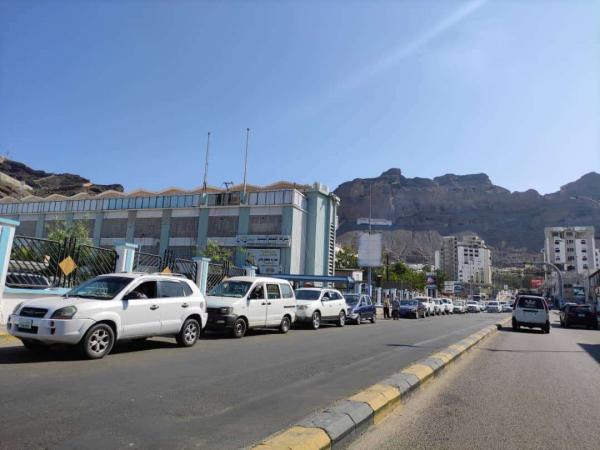 عدن.. أزمة وقود مستمرة وطوابير طويلة أمام محطات شركات النفط