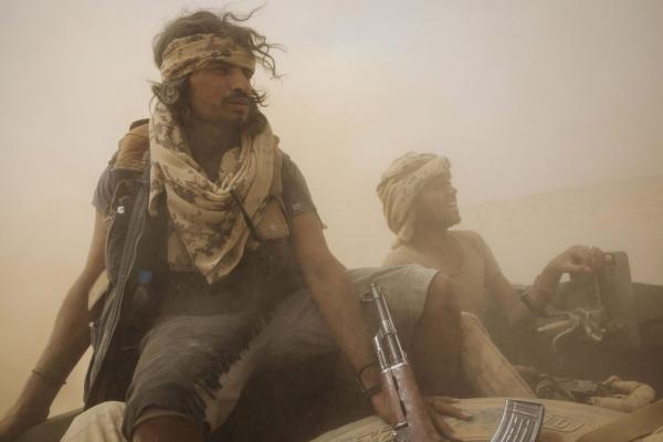 مأرب.. مصرع 13 حوثياً بنيران القوات الحكومية والقبائل في جبهة المشجح