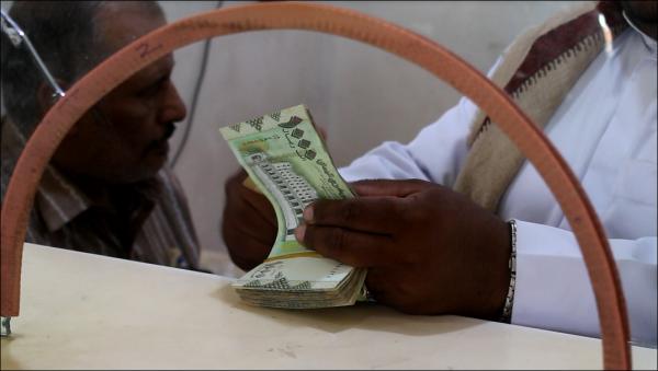مليشيات الحوثي تنهب مبالغ مالية كبيرة من محل صرافة في قانية بالبيضاء