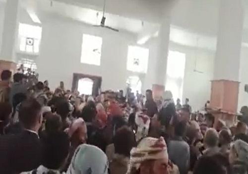 صنعاء.. مواطنون غاضبون يرشقون خطيباً حوثياً بالأحذية وينزلونه من منبر الجامع (فيديو)