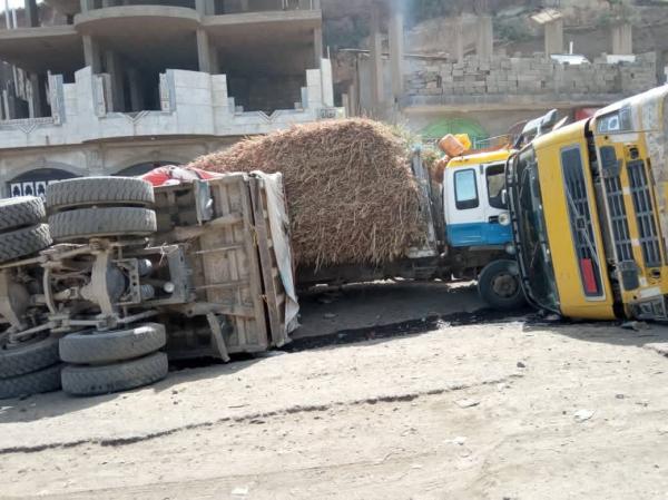 بسبب تهالك الطريق وانتشار الحفر.. انقلاب 5 شاحنات نقل ثقيل غربي إب خلال ساعات