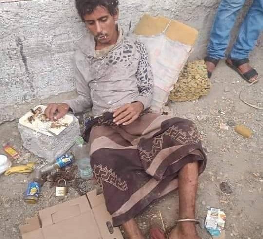 أهالٍ يعثرون على شاب مكبل بسلاسل وعلى جسده آثار تعذيب بالقرب من سوق شعبي في عدن