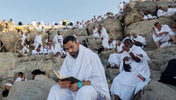 حجاج بيت الله الحرام يقفون على صعيد عرفات لأداء ركن الحج الأعظم