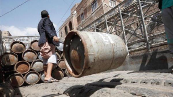 استمرار أزمة الغاز المنزلي في مناطق سيطرة الحوثيين والمليشيات تحتجز وتستحوذ على عدد من المقطورات