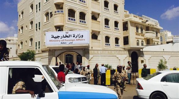 عدن.. تأخير المعاملات يفجّر مشادات بين أمن الخارجية اليمنية ومدنيين