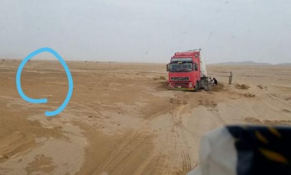 الجوف.. السيول تجرف عشرات الألغام الحوثية وناشطون يحذرون المسافرين على الطريق الصحراوي