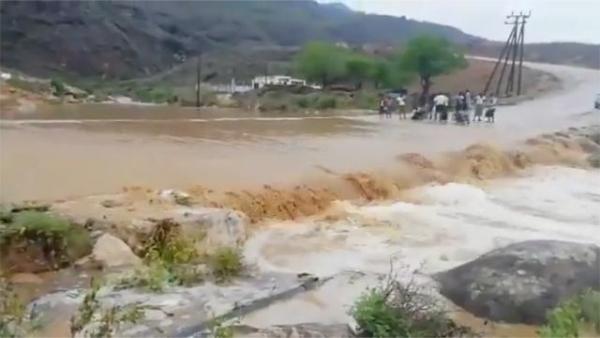 وفاة امرأة وطفل ونجاة 9 آخرين من أسرة واحدة بسيول جارفة في شبوة