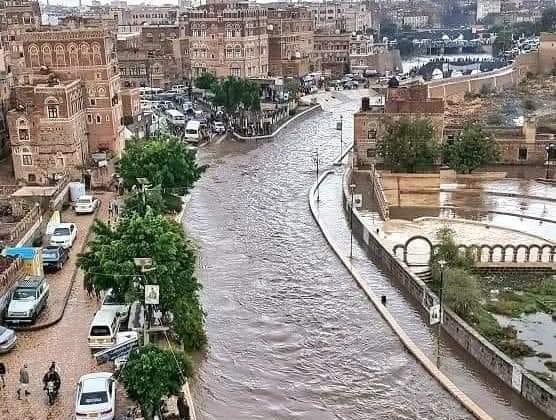 صور- مواطنون يستغيثون بعد دخول مياه الأمطار إلى منازلهم في صنعاء