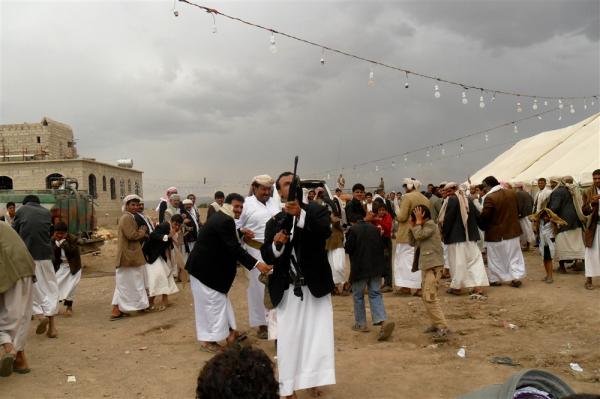 مليشيا الحوثي تقتحم أحد الاعراس في إب وتطلق الاعيرة النارية